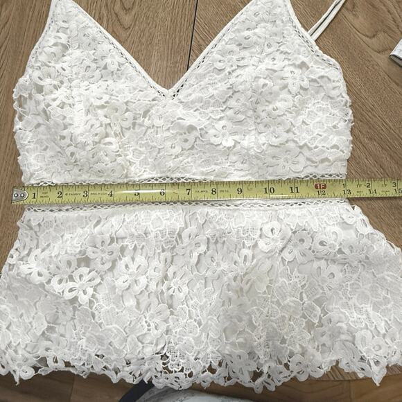 Abercrombie & Fitch lace crop top, size M. Cute over jeans, skirts, or shorts. - Picture 5 of 8